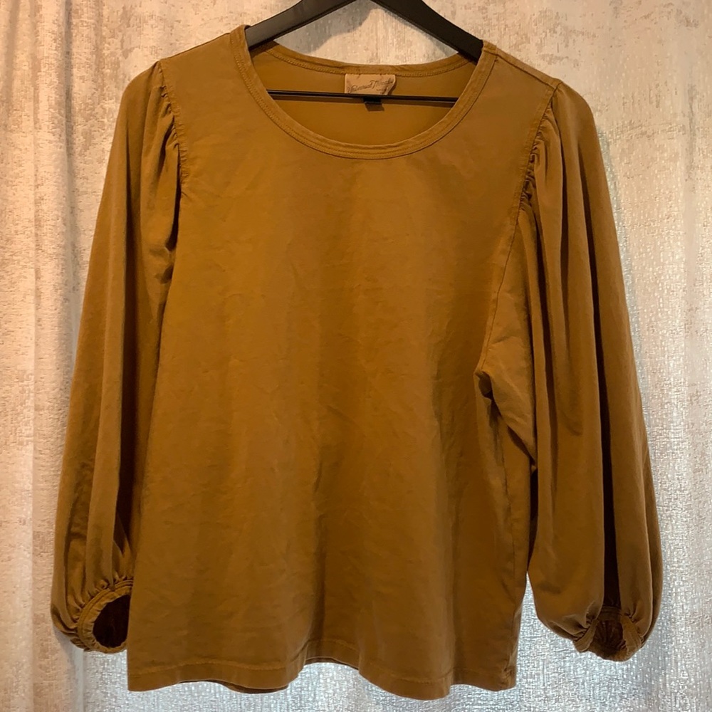 Lightly used Universal Thread top.